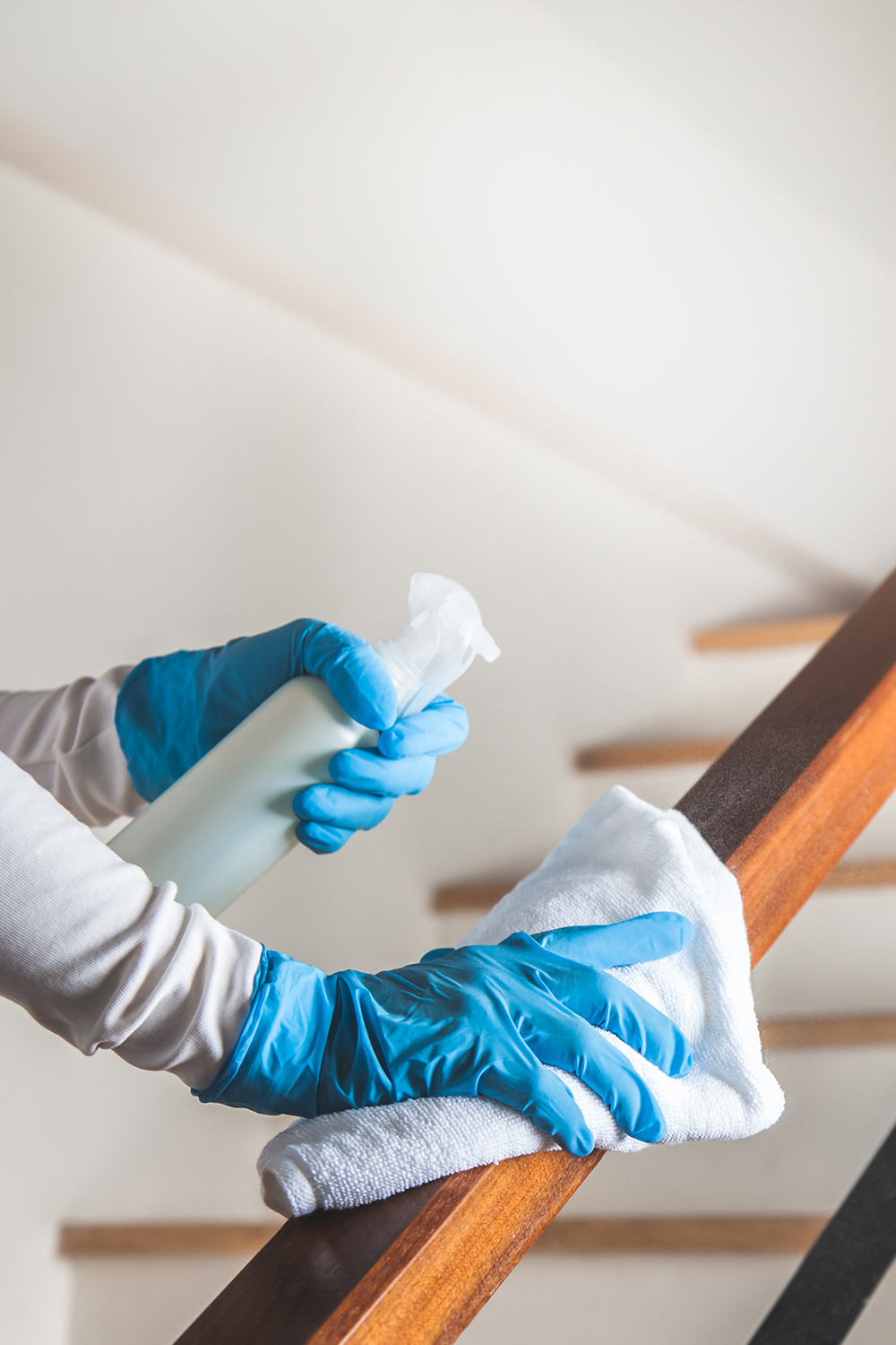 Wir bieten Ihnen in Berlin und Umgebung vielfältige Dienstleistungen rund um das Facility Management: von kleineren Reparaturen und Wartungen über Funktionsoptimierungen bis hin zu Reinigungsservices und Entsorgungslösungen.