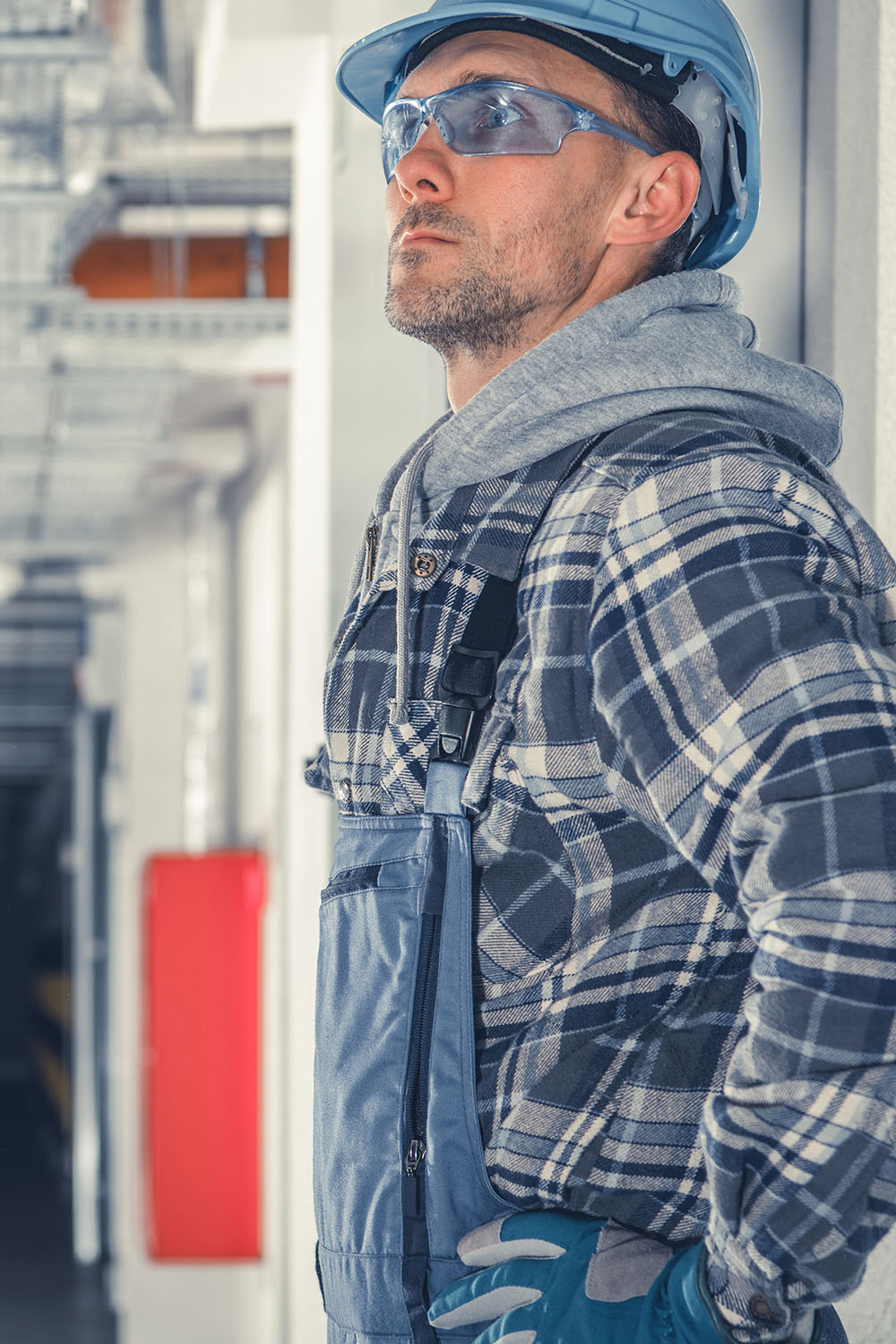 Luft-Wasser-Wärmepumpe von Bosch vor einer modernen Holzwand an
