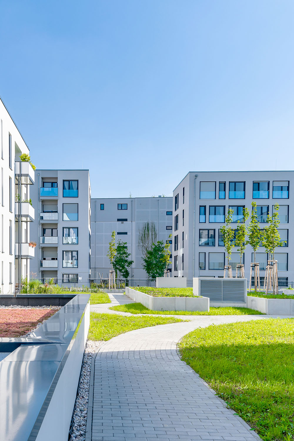 Die Kunst, Natur und Design zu vereinen, um Außenräume zu schaffen, die sowohl schön als auch funktional sind. Mit unserem erfahrenen Team verwandeln wir Ihre Gärten und Landschaften in atemberaubende Oasen der Ruhe und Erholung.