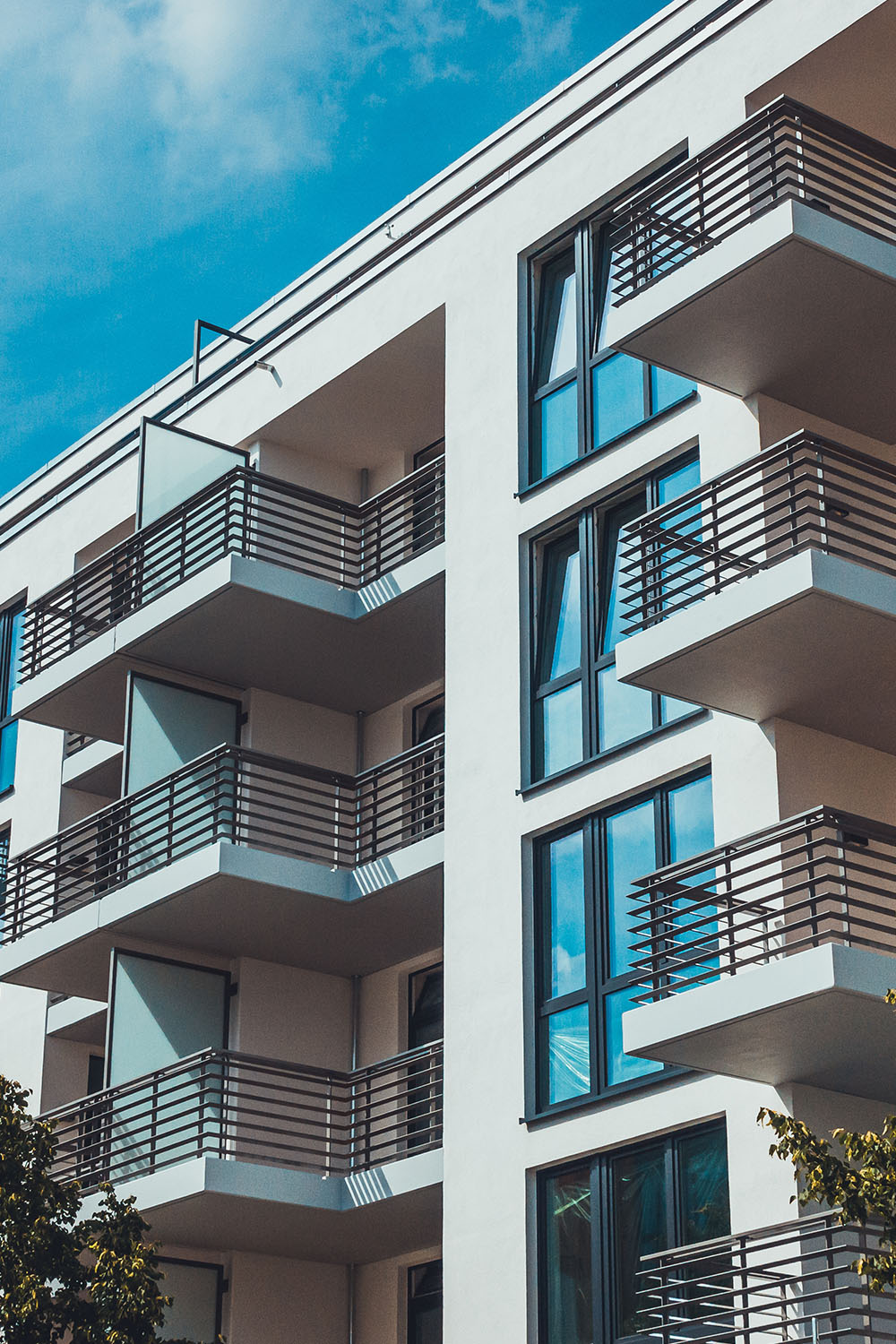 Luft-Wasser-Wärmepumpe von Bosch vor einer modernen Holzwand an